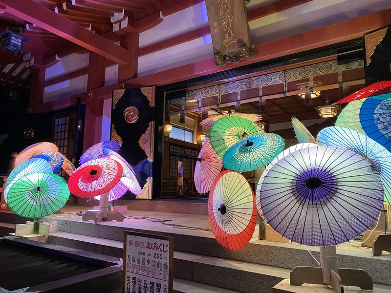 神秘的な光に包まれる阿夫利神社下社の境内