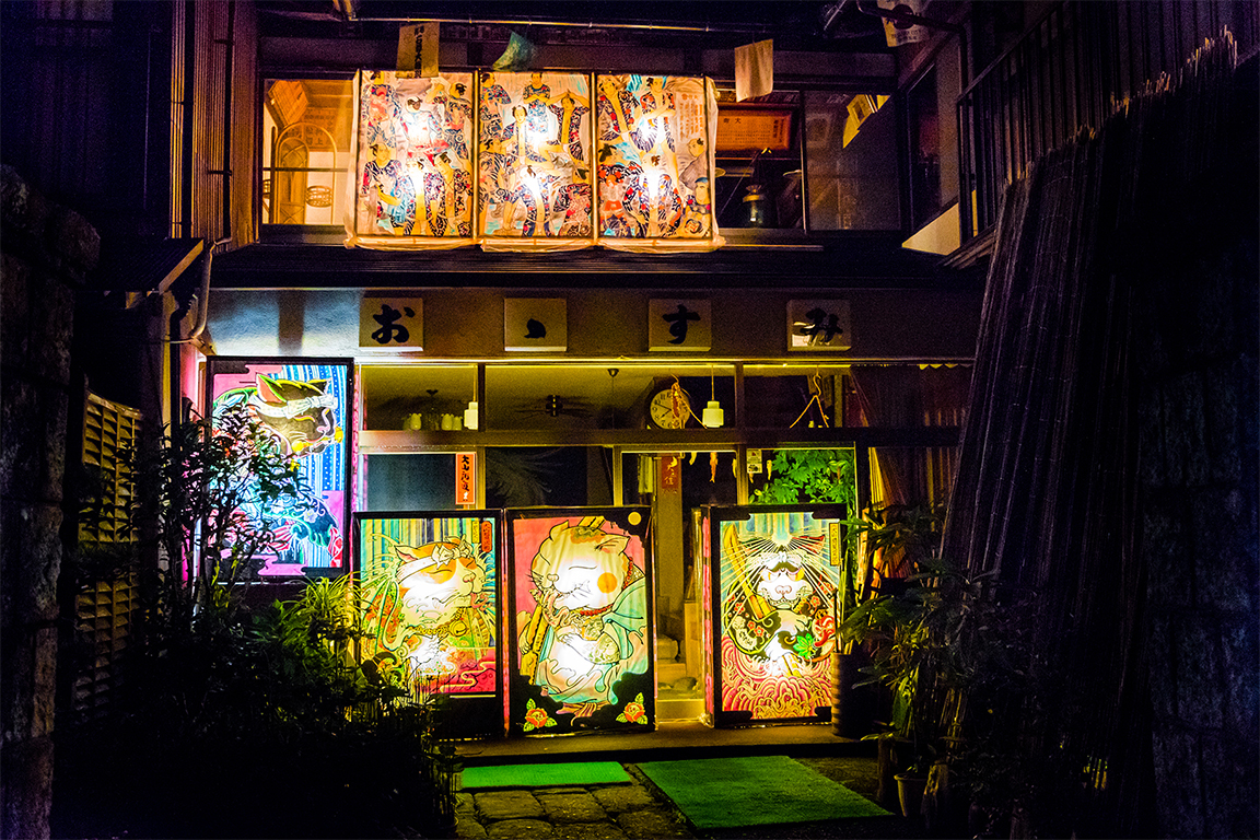夜の参道を彩るユニークな絵とうろう